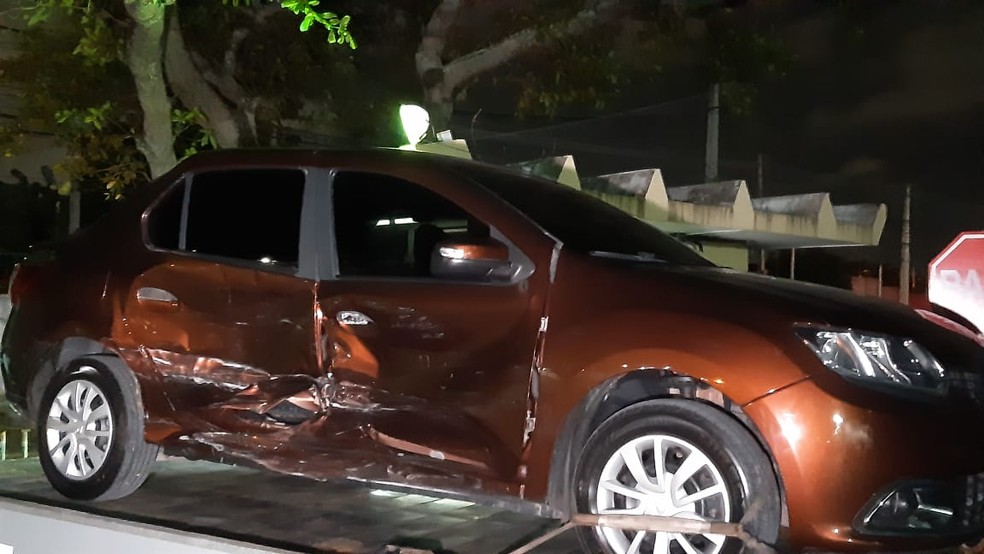Carro atingido por assaltantes durante fuga em Natal — Foto: Sérgio Henrique Santos/Inter TV Cabugi