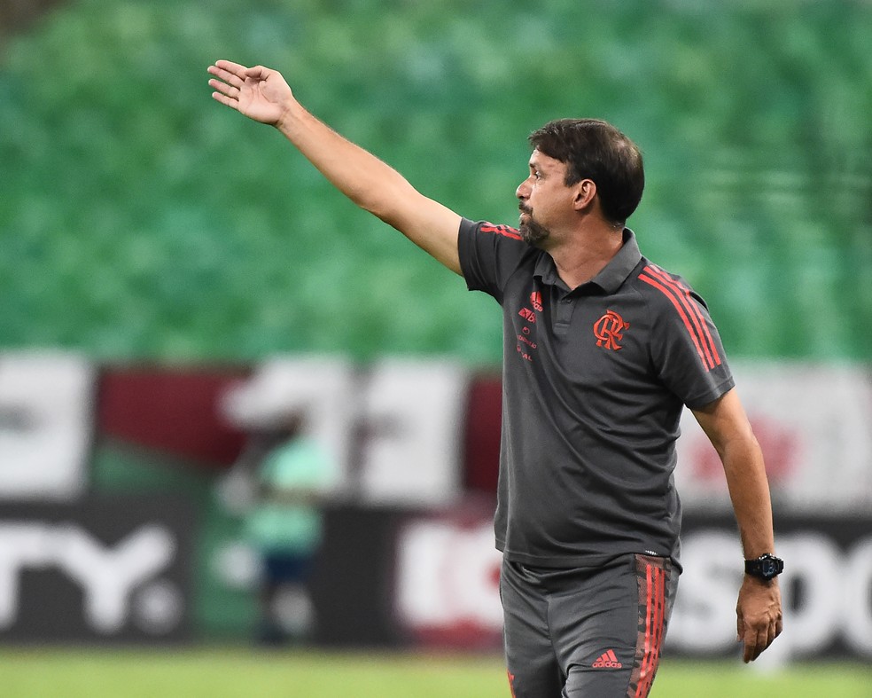 Maurício Souza comanda o Flamengo contra o Fluminense: técnico do sub-20 fez a última partida à beira do campo — Foto: André Durão/ge