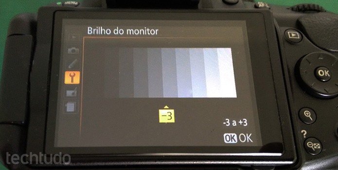 Reduzir o brilho do monitor reduz o consumo de bateria (Foto: Adriano Hamaguchi/TechTudo)