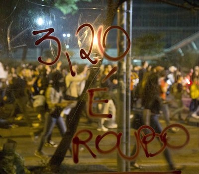 Protesto em São Paulo contra o aumento da tarifa de ônibus (Foto: Agência EFE)