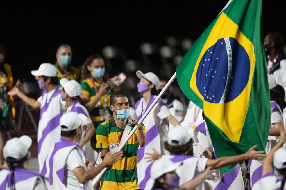 Daniel Dias carrega a bandeira do Brasil no encerramento das Paralimpíadas de Tóquio — Foto: Takuma Matsushita/CPB