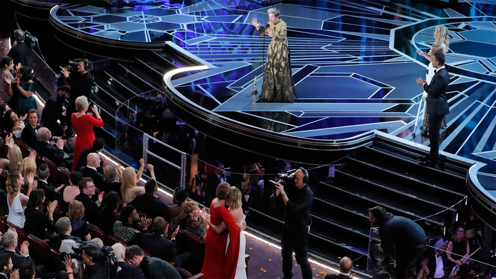 Vencedora do Oscar de Melhor Atriz, Frances McDormand convoca mulheres da cerimônia a se levantarem (Foto: Lucas Jackson/Reuters)