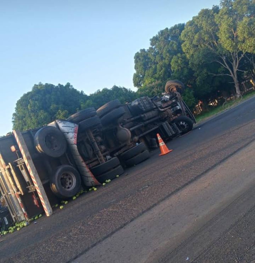 Caminhão carregado com verduras tomba após colisão com carro no Piauí — Foto: Reprodução