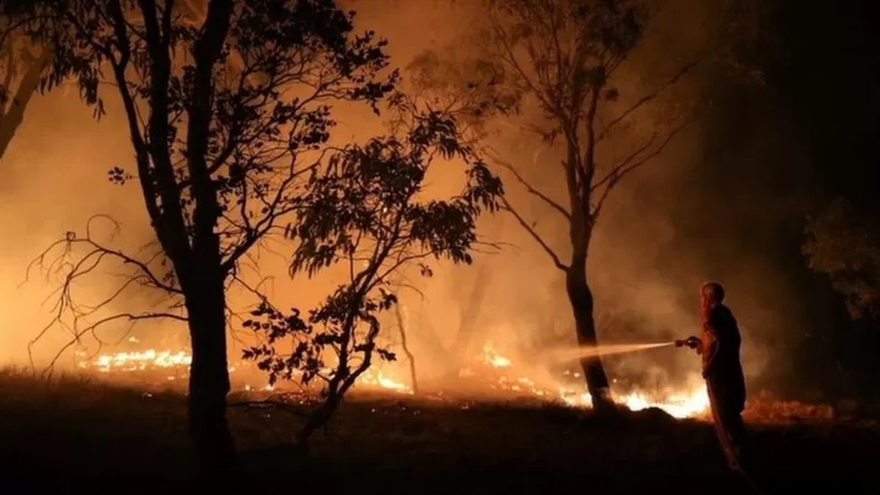 Austrália viveu três anos de incêndios florestais e enchentes em níveis recorde, e é um dos países ricos menos ambiciosos em metas de cortes de emissão — Foto: Reuters via BBC Brasil