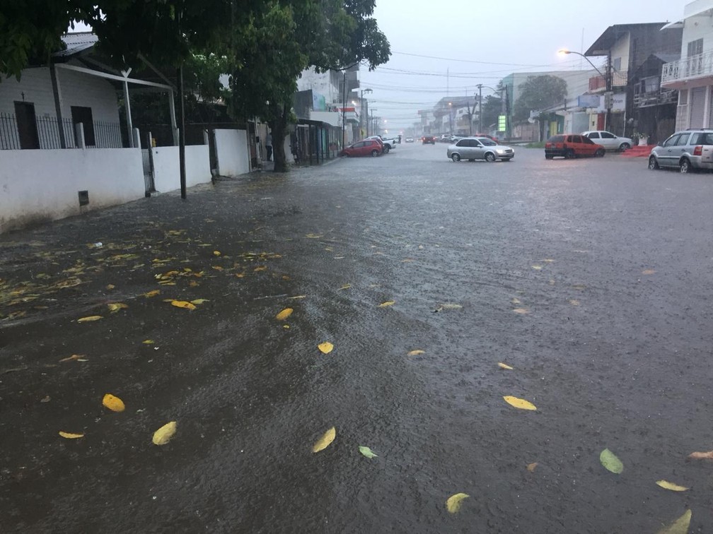 Avenida Coaracy Nunes, no Centro, tomada pela água — Foto: Ugor Feio/G1