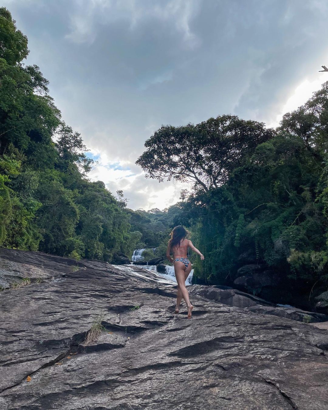 Isis Valverde aproveita dia na cachoeira em Minas Gerais (Foto: Reprodução/Instagram)