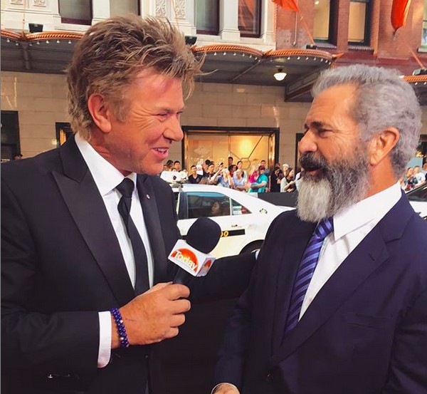 O apresentador de TV australiano Richard Wilkins entrevistando Mel Gibson (Foto: Instagram)
