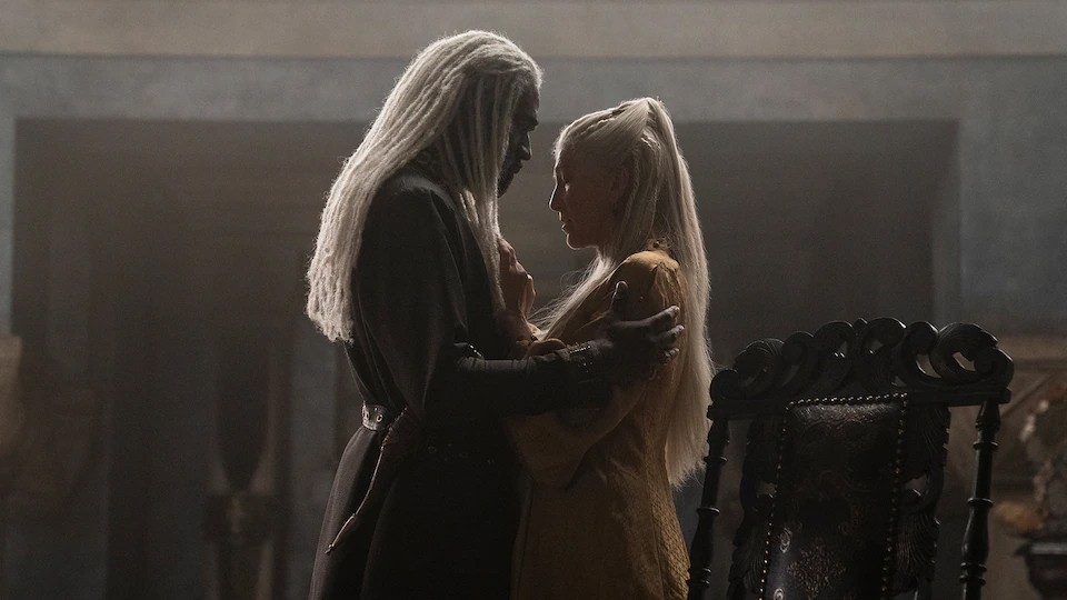 Steve Toussaint como o Lord Corlys Velaryon e Eve Best como a princesa Rhaenys Velaryon na série House of the Dragon (Foto: divulgação)