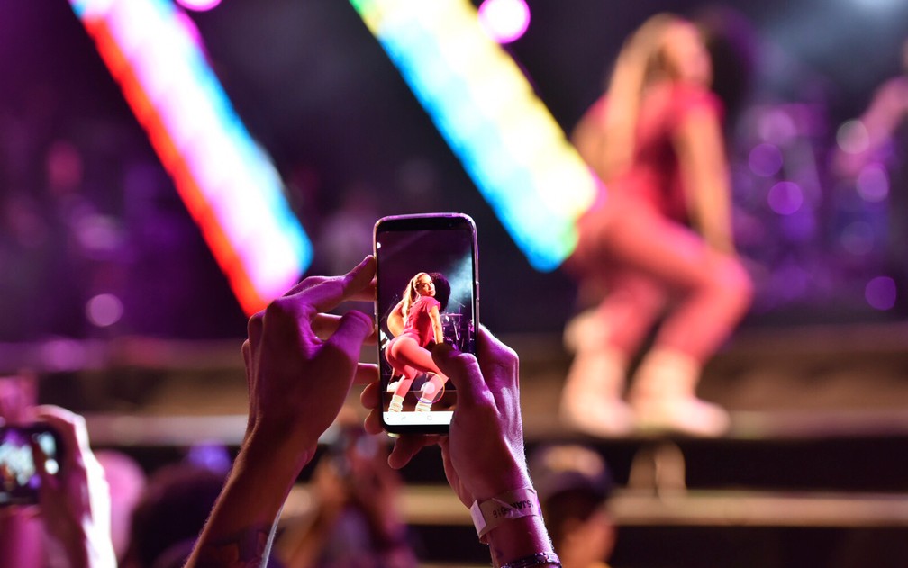 Público registrou imagens da apresentação de Anitta, em Salvador (Foto: Elias Dantas/Ag. Haack)