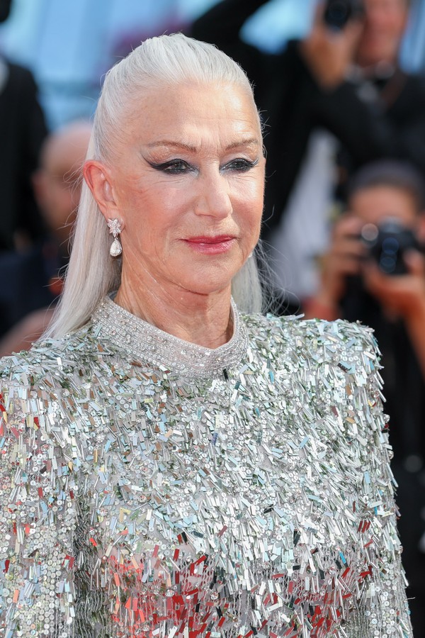 CANNES, FRANCE - MAY 27: Dame Helen Mirren  attends the screening of "Mother And Son (Un Petit Frere)" during the 75th annual Cannes film festival at Palais des Festivals on May 27, 2022 in Cannes, France. (Photo by Stephane Cardinale - Corbis/Corbis via  (Foto: Corbis via Getty Images)