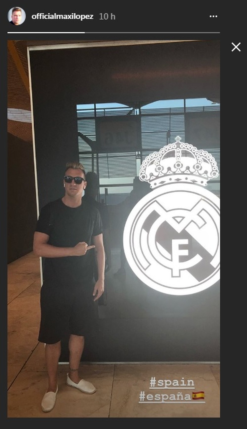 Argentino ex-Grêmio e Barça faz gesto obsceno para escudo do Real Madrid