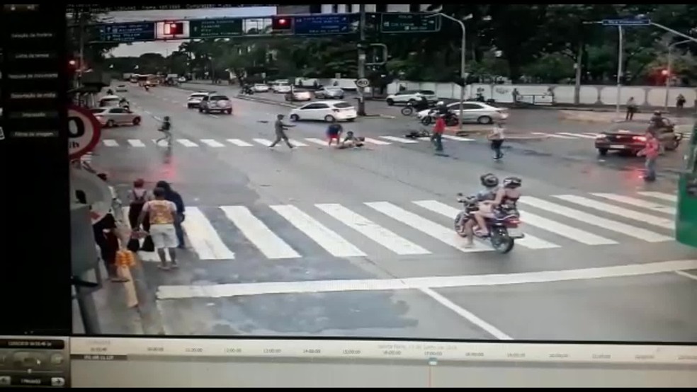 Cadeirante Ã© atropelada no Paissandu, no Centro do Recife â Foto: ReproduÃ§Ã£o/WhatsApp