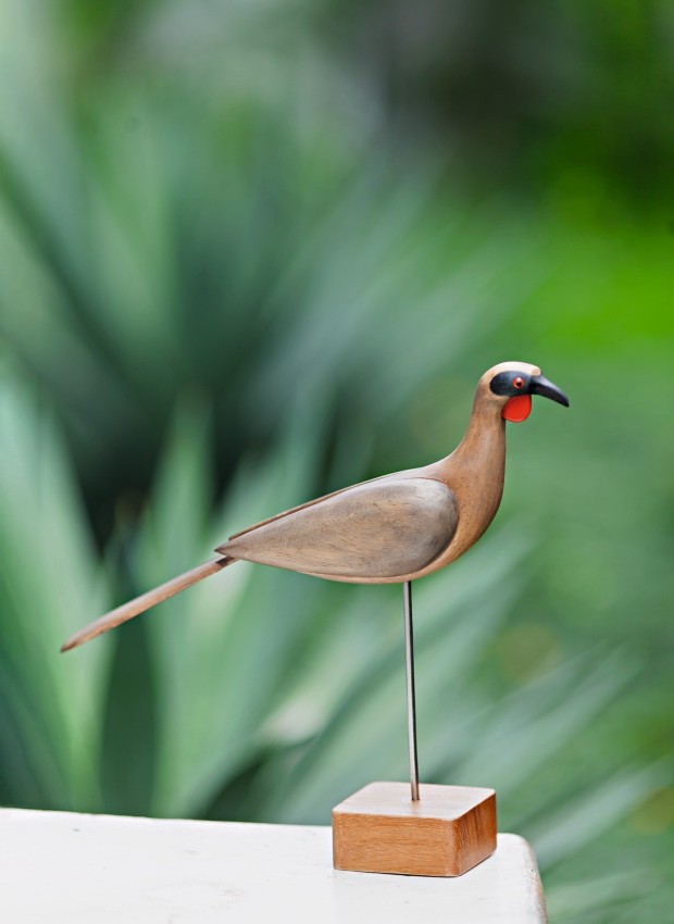 Pássaro de madeira de reúso e inox, Jacu, 23 cm, R$ 550. Peça à venda na Saccaro Teresina (Foto: Maurício Pokemon / Editora Globo)