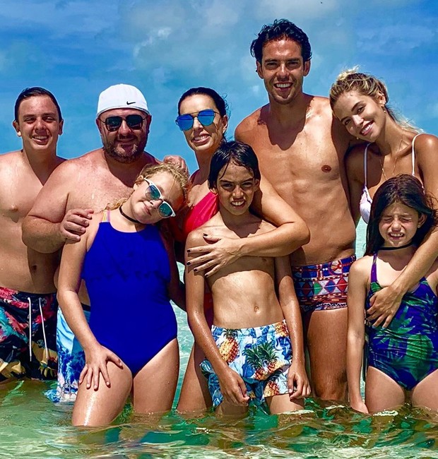 Carol Dias, Kaká, os seus filhos, e amgias (Foto: Reprodução / Instagram)