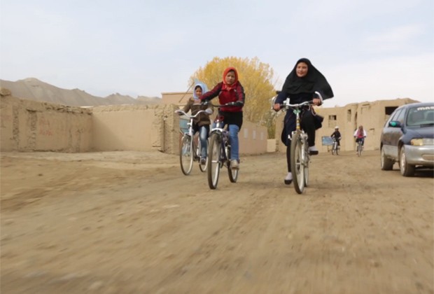 Meninas afegãs encontram na bicicleta uma forma de libertação (Foto: Reprodução Vimeo)