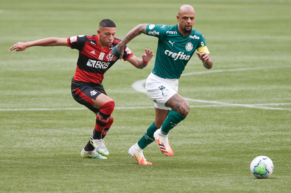 Guilherme Bala marca Felipe Mello em partida neste domingo — Foto:  MARCELLO ZAMBRANA/AGIF - AGÊNCIA DE FOTOGRAFIA/ESTADÃO CONTEÚDO