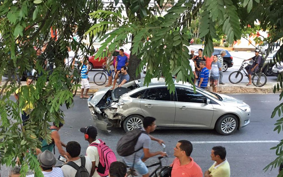 Carro atingiu outros quatro veículos em acidente no Recife — Foto: Reprodução/WhatsApp