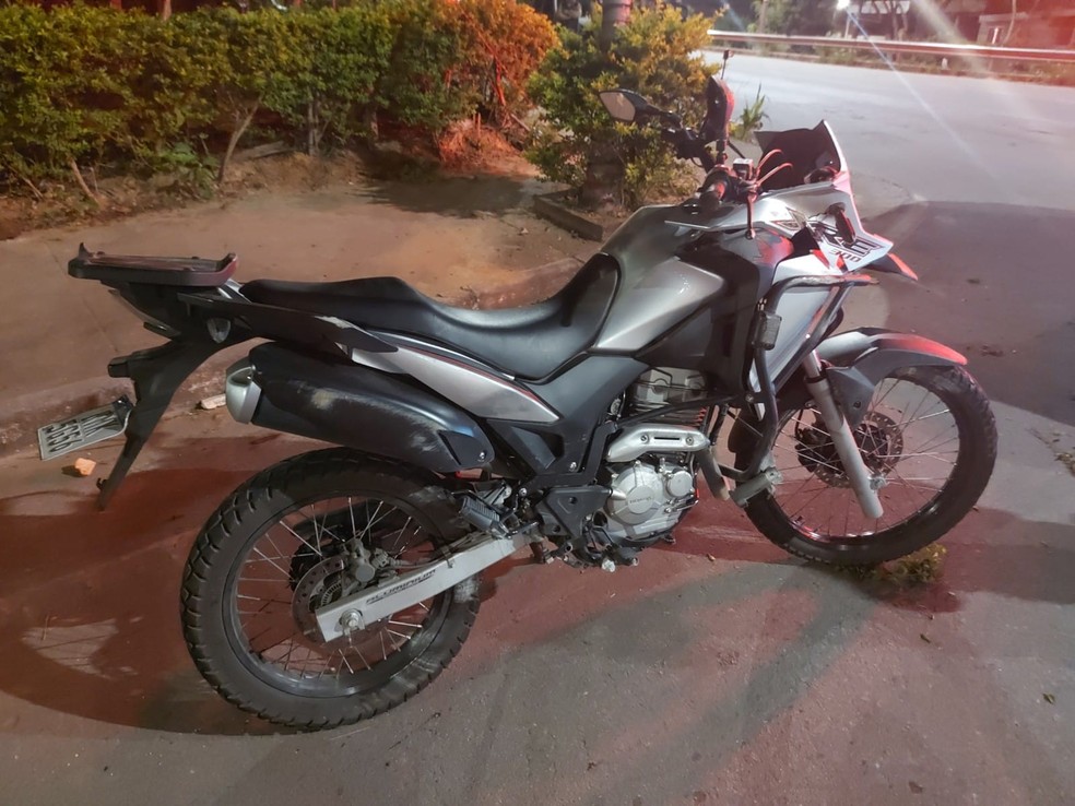 Moto utilizada no assalto tinha sido roubada no início da semana. — Foto: PMMG/Divulgação