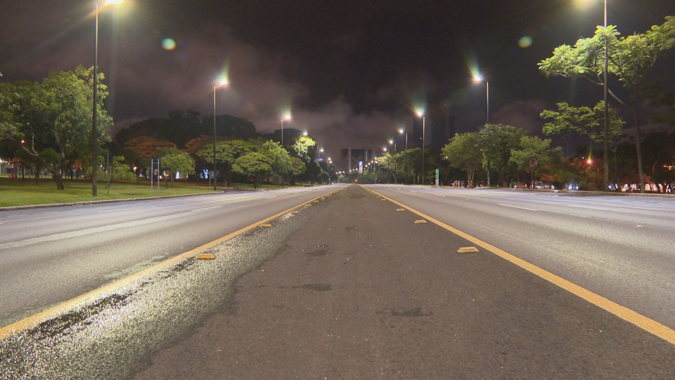 Eixão Sul fica deserto após Executivo do DF decretar toque de recolher entre 22h e 5h — Foto: TV Globo/Reprodução