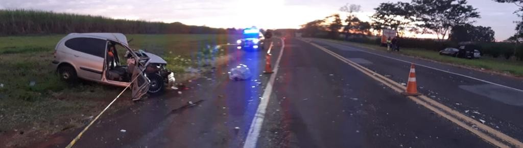 Acidente entre carro e caminhão mata homem e deixa adolescente ferido em Icém