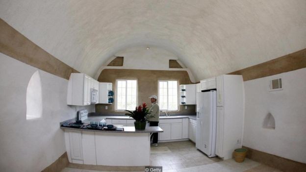 O interior de uma casa de superadobe no Instituto Cal-Earth (Foto: Getty Images via BBC News)