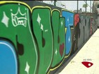 Após pichações em escola, alunos transformam sujeira em grafite, no ES