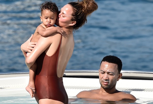 Chrissy Teigen diz que John Legend foi chamado de macaco por fotógrafo -  Quem