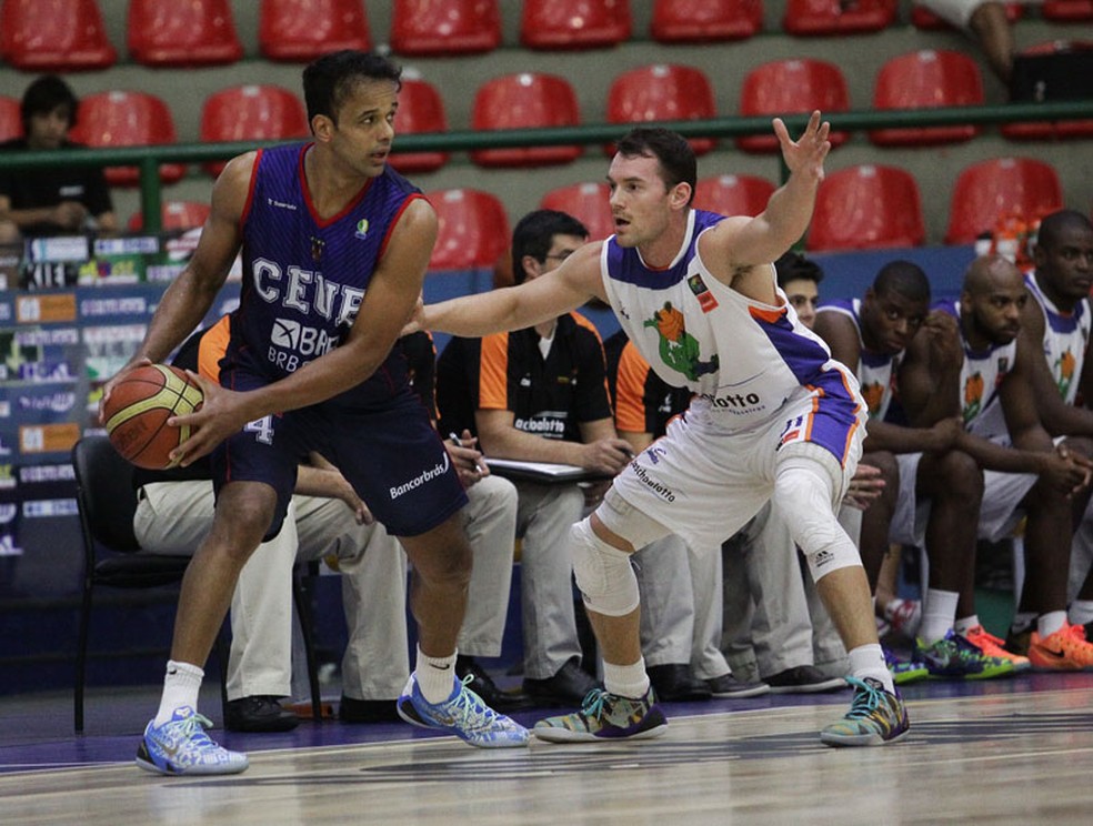 Com a camisa do antigo Brasília, Arthur colecionou diversos títulos (Foto: Cleomar Macedo)