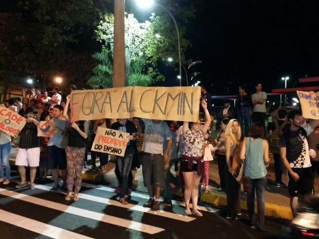 Estudantes da Unesp protestaram durante a passagem da tocha olímpica por Prudente (Foto: Heloise Hamada/G1)