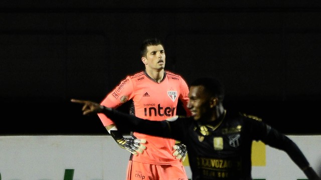 Tiago Volpi lamenta falha, e Léo Chú comemora gol