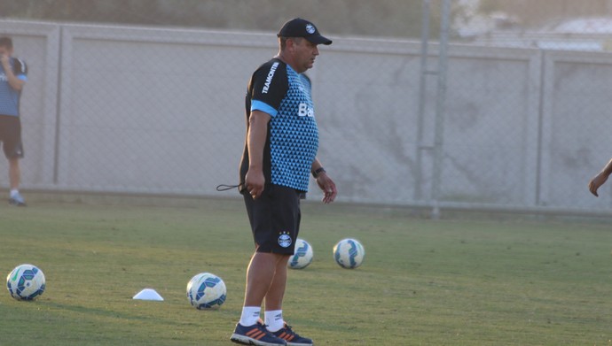 Interino mantém rotina de Felipão e fecha treino sem Geromel e Mamute