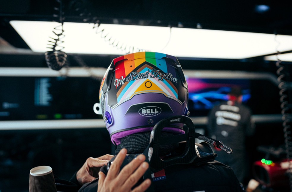 Lewis Hamilton com bandeira LGBTQIA+ no capacete no GP do Catar — Foto: Reprodução/Twitter