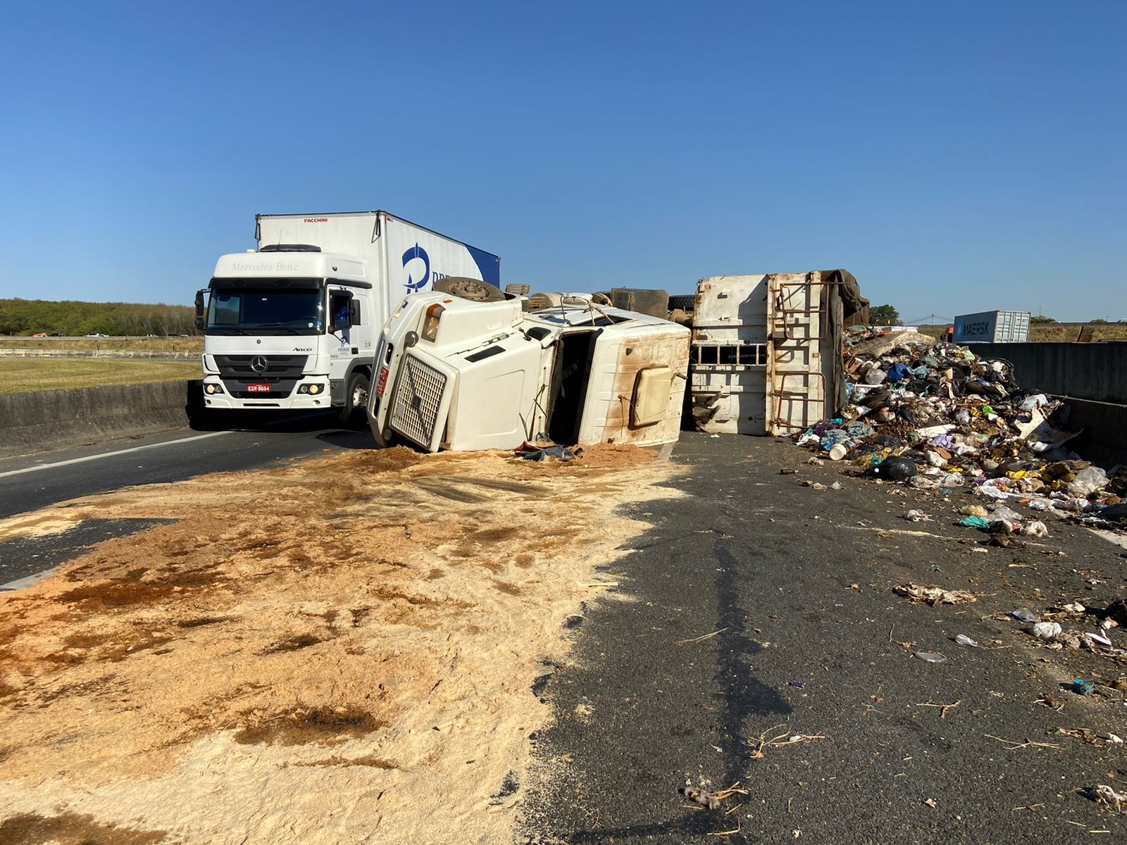 Caminhão com 22 toneladas de lixo tomba e interdita faixas e acesso da Anhanguera, em Campinas