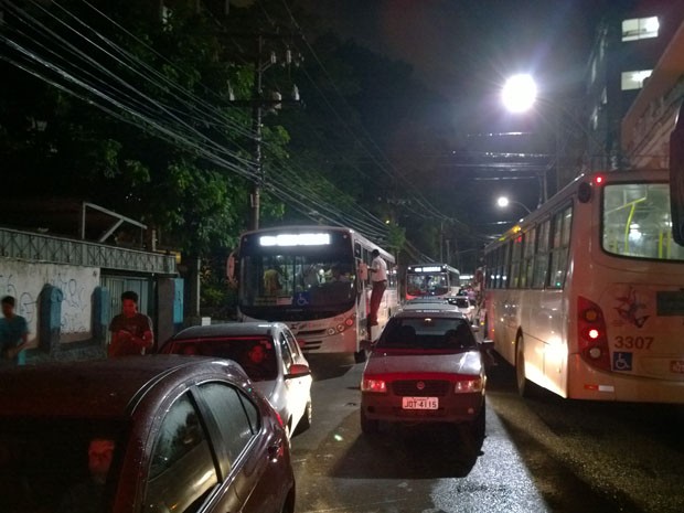 Trânsito ficou bastante congestionado em Salvador, principalmente na Avenida Joana Angélica, local onde ocorreu a caminhada. (Foto: Yuri Girardi/G1 Bahia)
