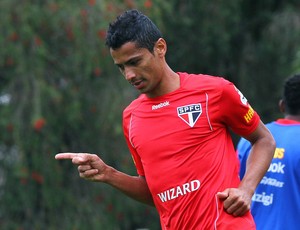Cícero é poupado de treino, mas ainda briga por vaga no San-São