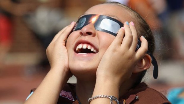 Especialistas recomendam o uso de óculos especiais para observar o eclipse de forma segura (Foto: Getty Images via BBC Brasil)