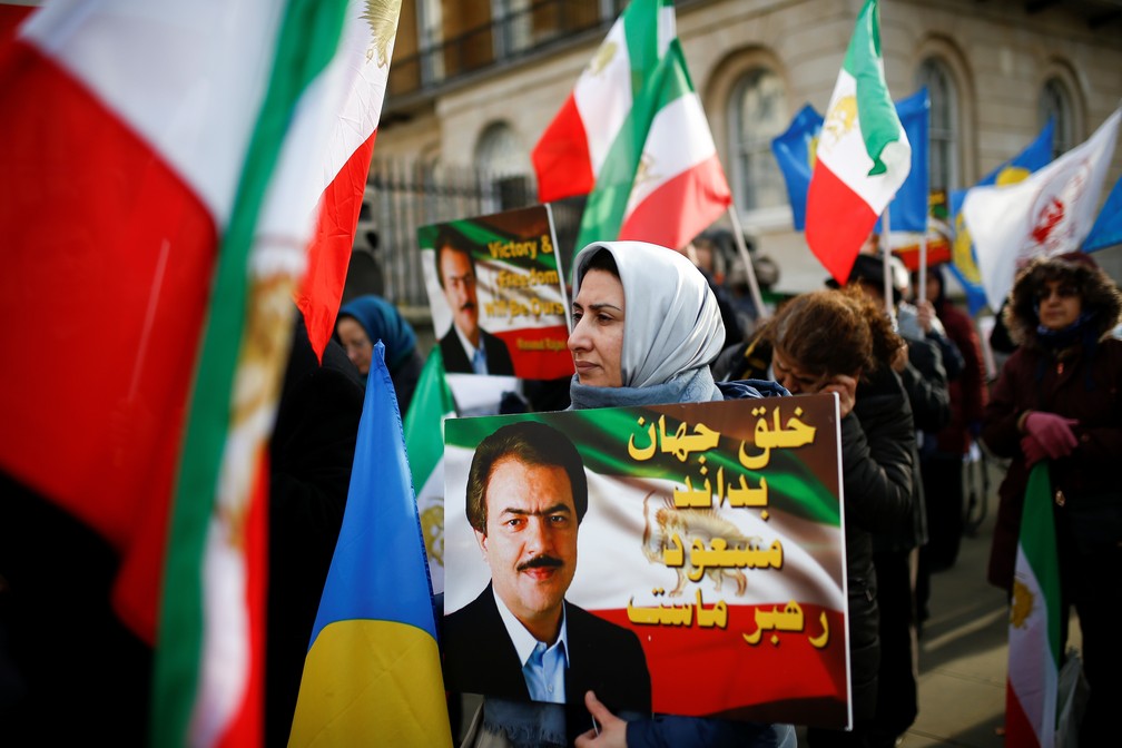 Manifestantes protestam contra regime do Irã em Londres, no Reino Unido, nesta segunda-feira (13) — Foto: Henry Nicholls/Reuters