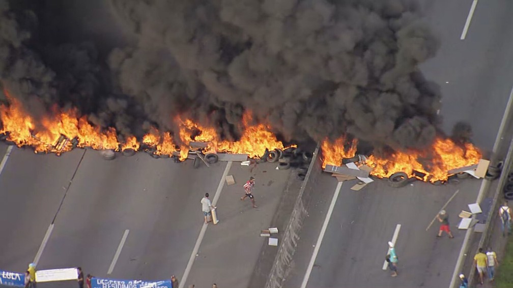 Protesto bloqueia pistas da rodovia Presidente Dutra, em Guarulhos — Foto: TV Globo