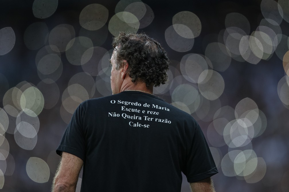 Técnico Cuca com camisa de mensagem religiosa  — Foto: Pedro Souza/Atlético-MG 