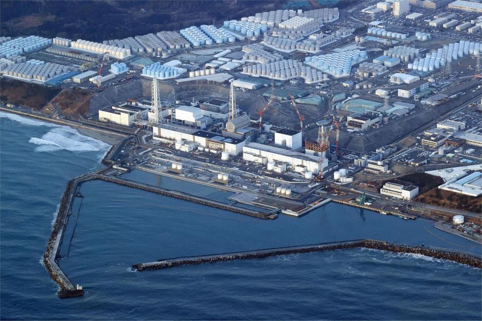 Foto aérea da planta de Fukushima feita na manhã desta quinta-feira (17). Um alarme foi disparado, mas não houve incêndio — Foto: via AP 