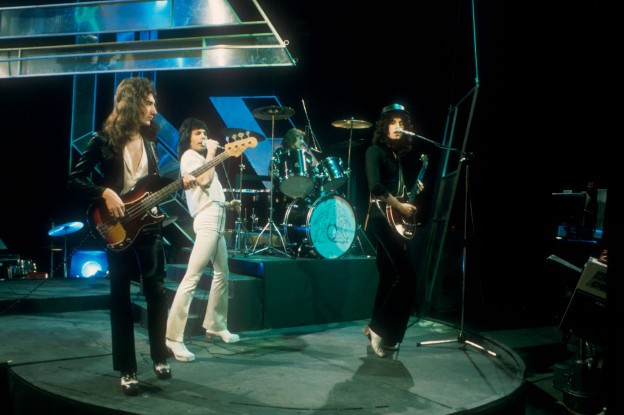 Queen em apresentação no programa Top of the Pops, da BBC, na década de 1970. (Foto: BBC)