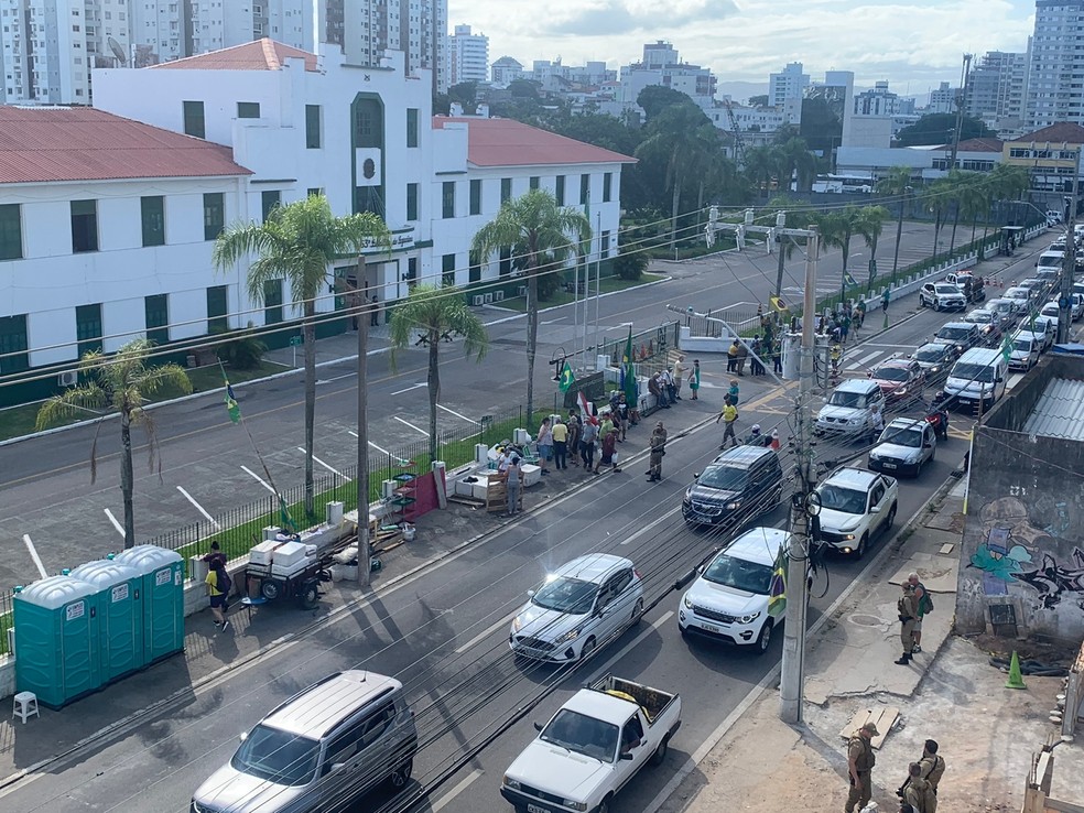 Desmobilização do acampamento bolsonarista em frente ao Exército em Florianópolis — Foto: Leandro Carbone/NSC TV