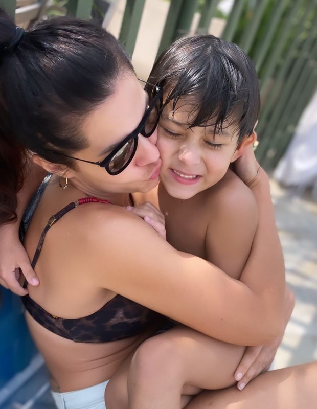 Paula Barbosa aproveita fim de Pantanal e curte férias com o filho  (Foto: Reprodução/Instagram )