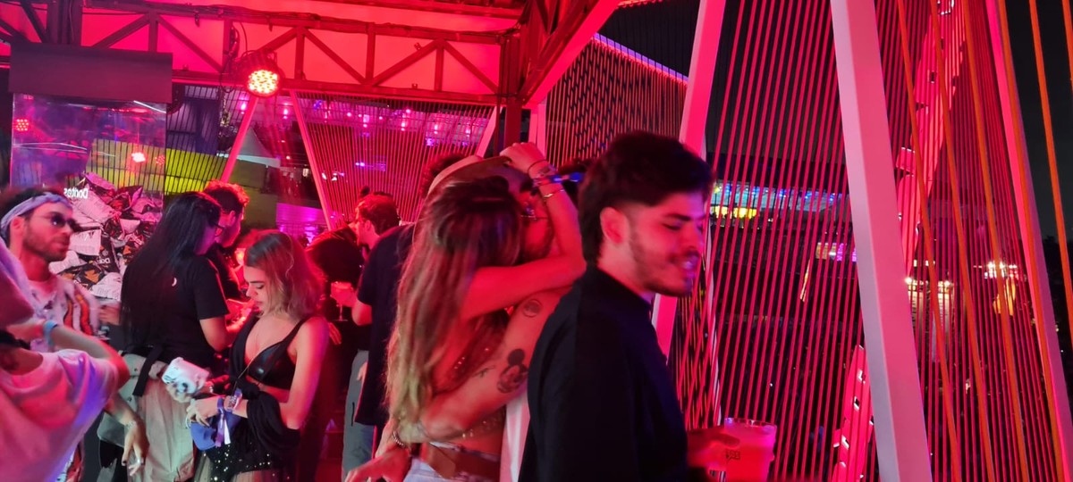 Caio Castro beijando a nova namorada, Bruna Marquezine e Cleo Pires com appears attractive: confira o que rolou nos camarotes do Lollapalooza no sábado |  Lollapalooza 2022