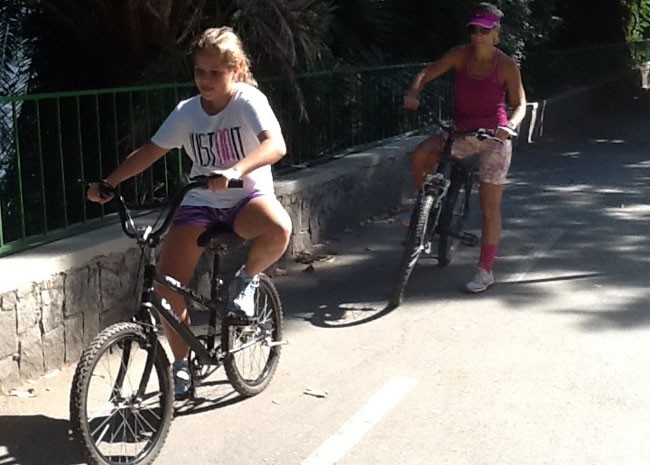 Mãe e filha tomam precauções ao andar de bicicleta no entorno da Lagoa (Foto: Janaína Carvalho / G1)