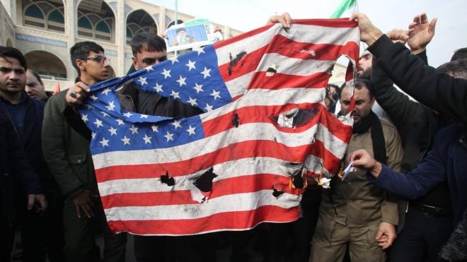 BBC - Há um risco real de a crise alcançar uma escala mundial? O assassinato do general iraniano pelos EUA é legal e legítimo, considerando as leis internacionais? O correspondente de defesa da BBC, Jonathan Marcus, responde a essas perguntas (Foto: AFP via BBC)