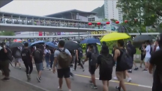 Manifestantes protestam no aeroporto de Hong Kong