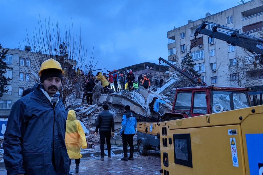 Moradores se unem a socorristas para tentarem resgatar sobreviventes debaixo dos escombros em Sanliurfa, cidade turca atingida por terremoto de segunda-feira