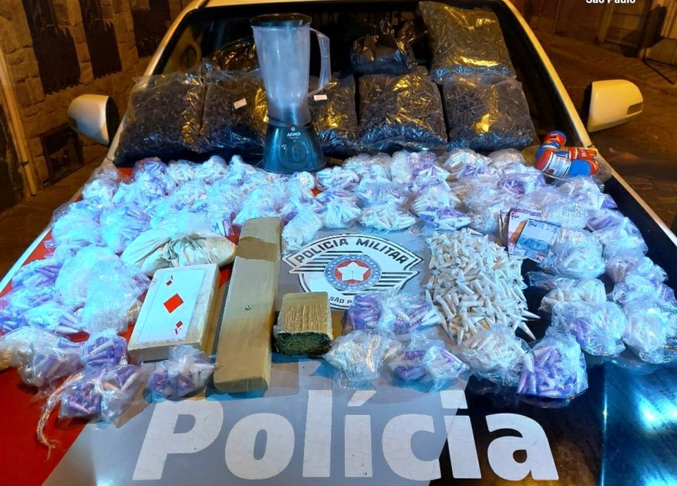 Homem e mulher s&atilde;o presos com 7,5 kg de drogas em Lorena, SP &mdash; Foto: Pol&iacute;cia Militar/Divulga&ccedil;&atilde;o