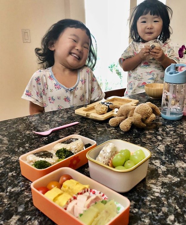 Marie Kondo organiza as lancheiras de suas filhas para a escola. Nas tradicionais bento boxes japonesas, as comidas ficam encaixadas perfeitamente (Foto: Instagram/ Reprodução)